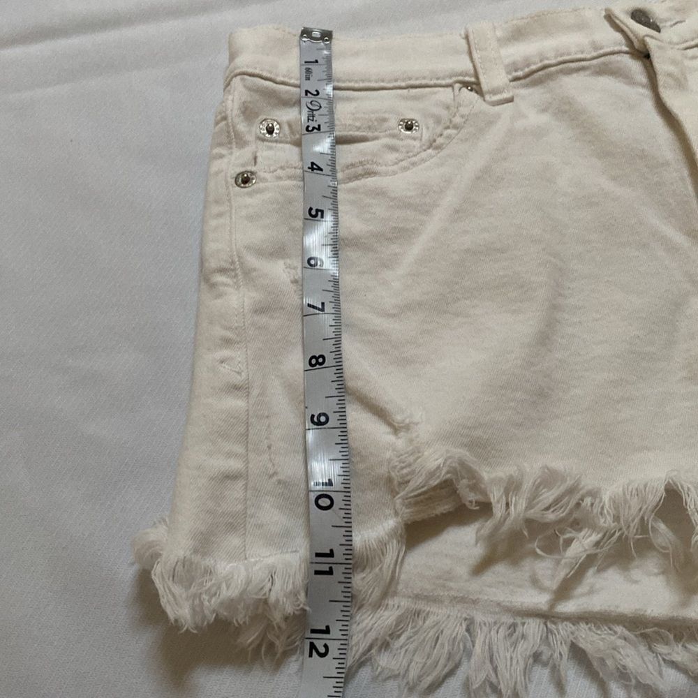 Daze Off White Distressed Frayed Denim Shorts Size 30 - Picture 4 of 10